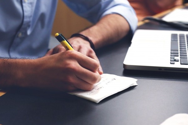 man taking notes of the benefits of an exclusive EIPM Purchasing Academy